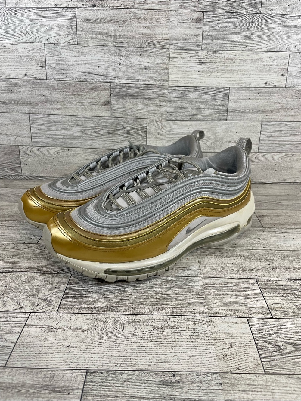 Nike AQ4137 001 Air Max 97
Metallic Silver Gold White size 9